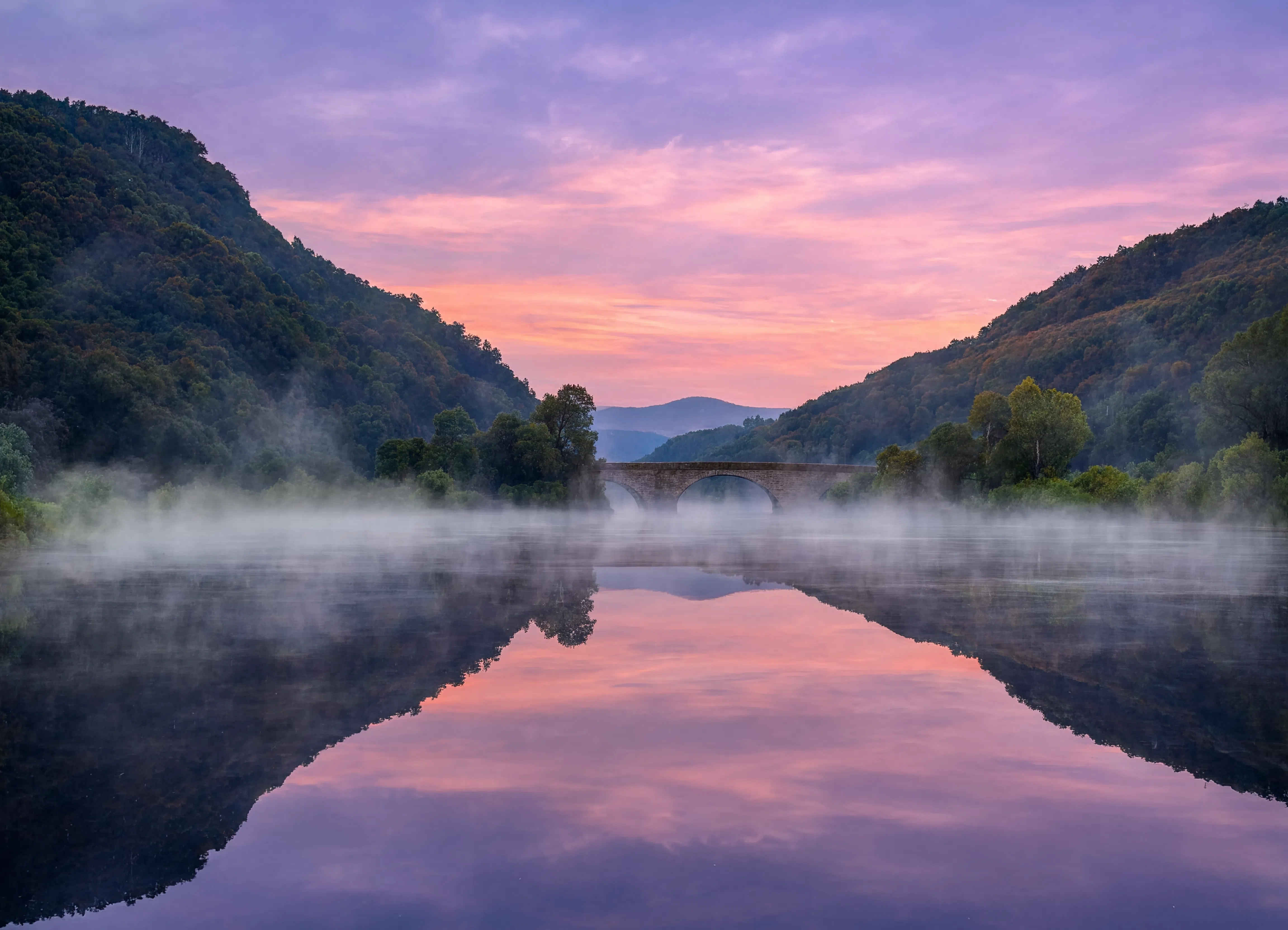 Morgennebel über deutschem Flusstal – stille Flüsse und grüne Ufer